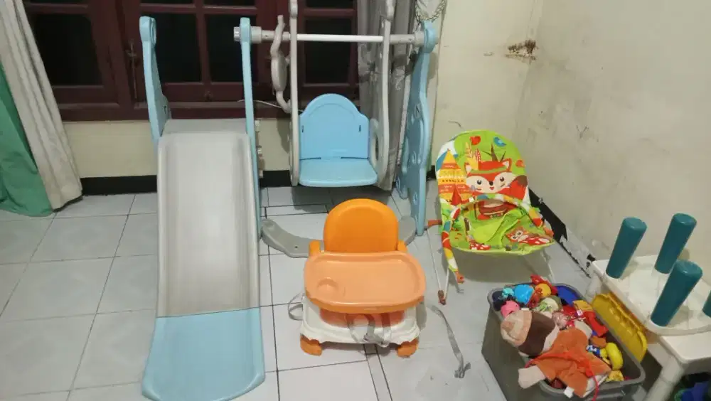Dijual ayunan, kursi makan, dan bouncer
