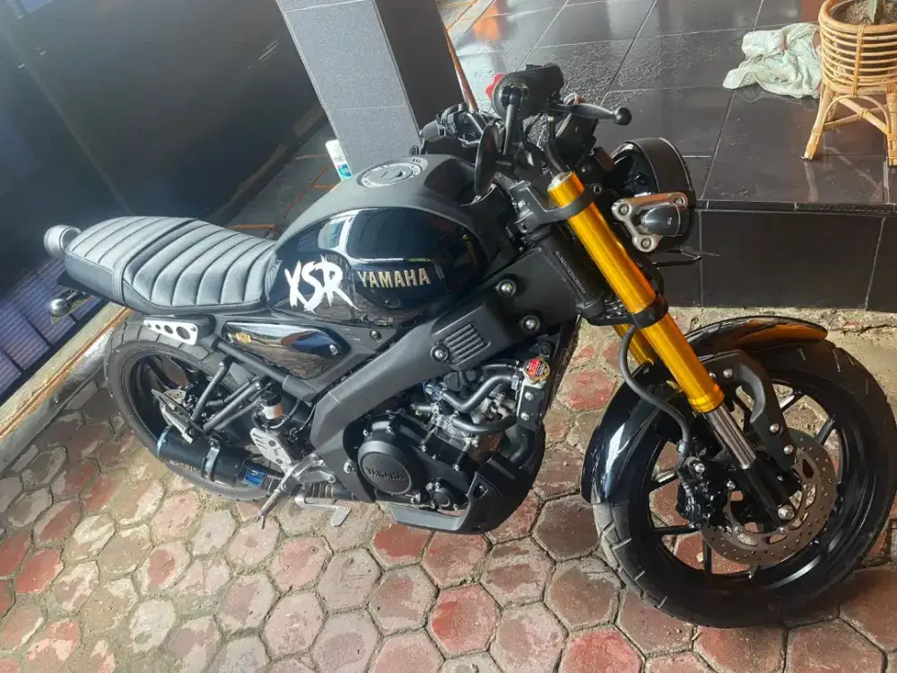 XSR 155R warna hitam
