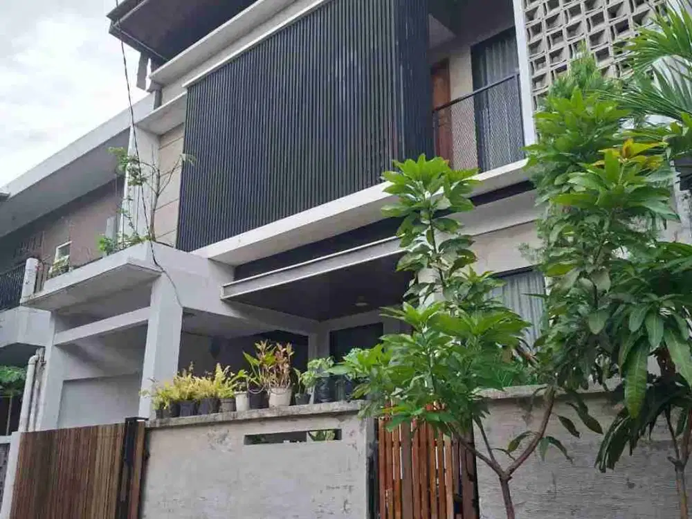 Dijual Cepat Rumah 2 Lantai Bangunan Baru Siap Huni di Jatibening Pondok Gede Bekasi. Lokasi strategis dengan akses mudah menuju pintu Tol Jatibening dan Stasiun LRT Jatibening.