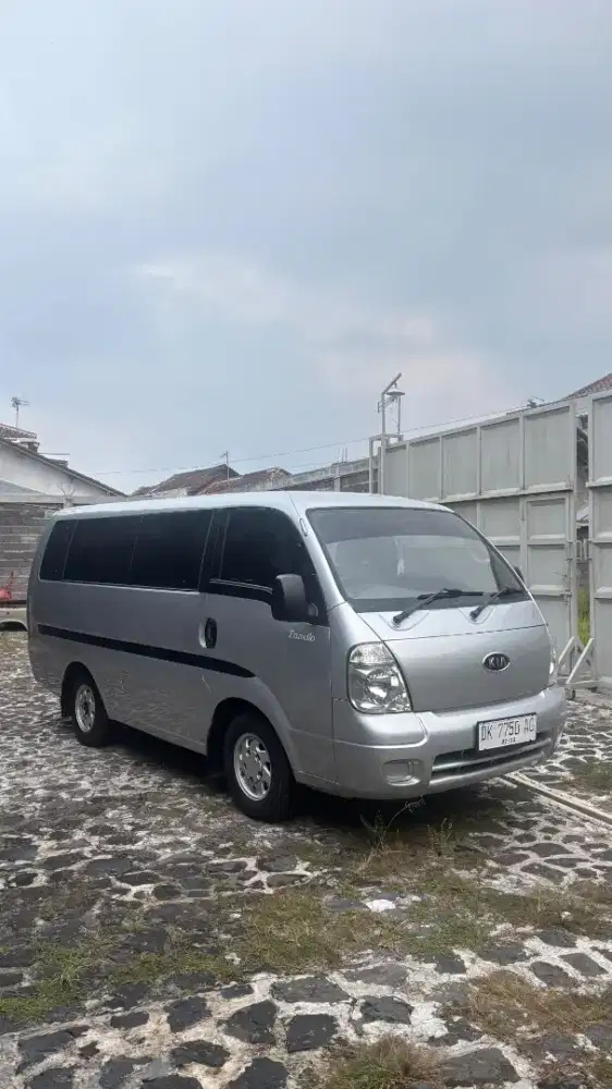 Dijual KIA TRAVELLO LONG 2012