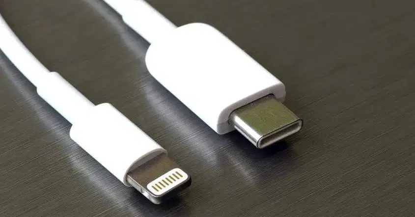 Kabel lightning to type c bawaan iphone 13 masih baru dan masih resik