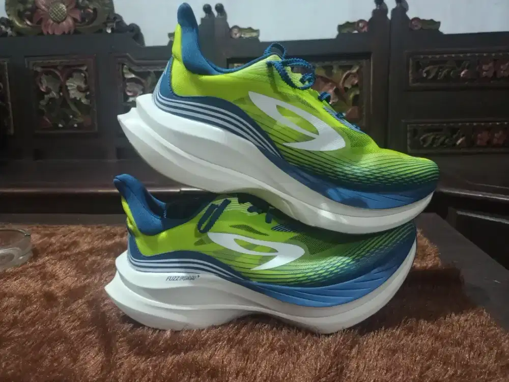 Sepatu lari nine teen