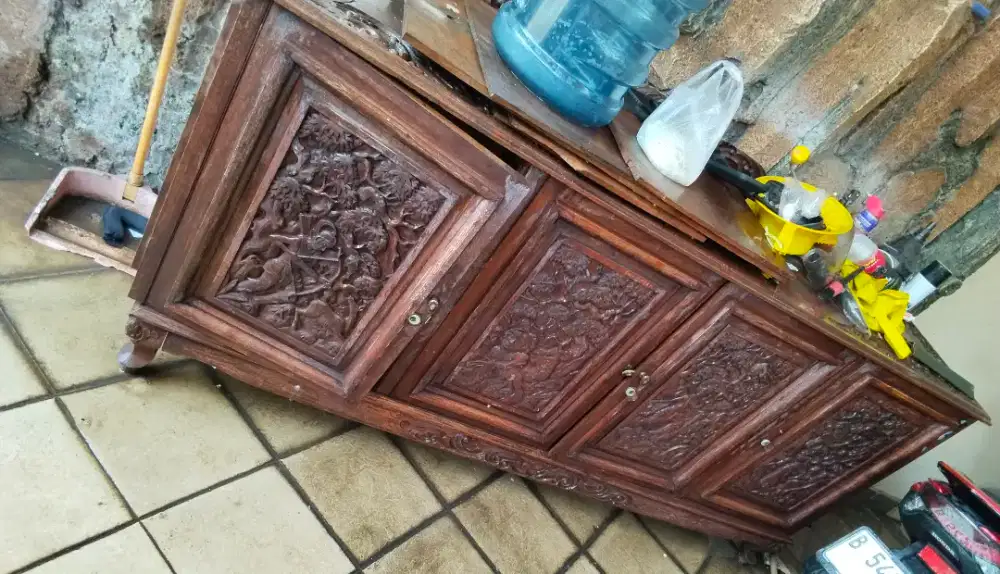 Lemari kayu panjang ukir