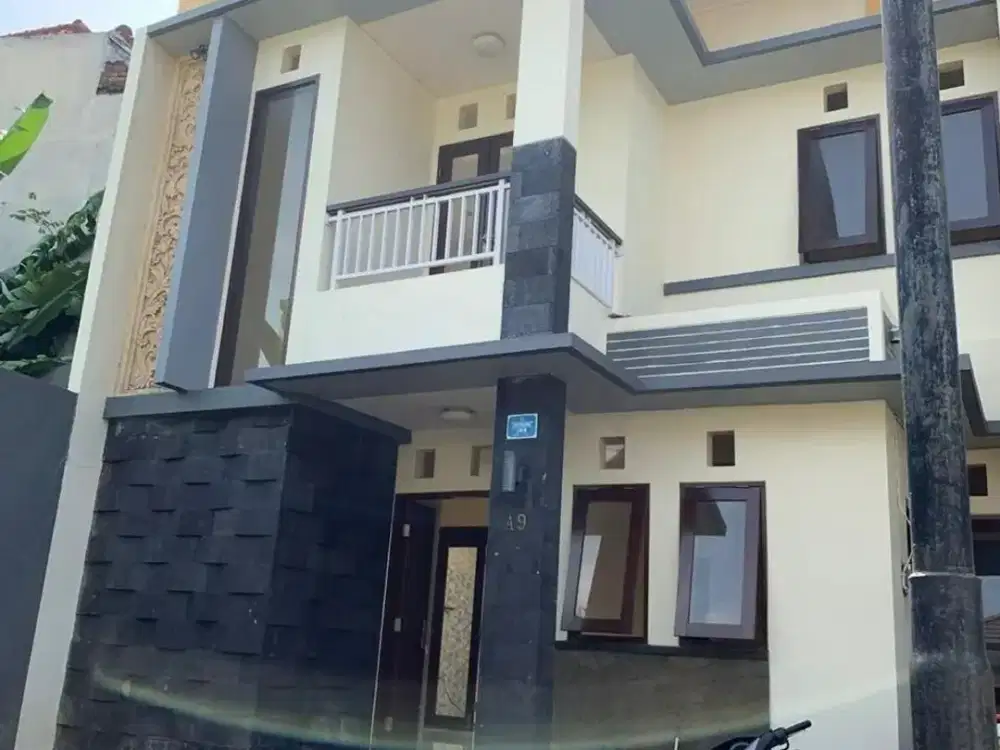 Rumah 2 Lantai 3 Kamar Tidur di Karangsari Regency
