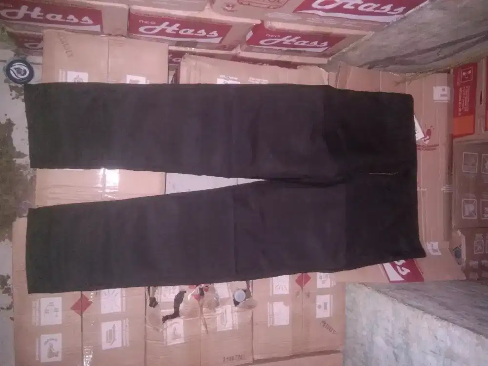Celana chino warna Hitam