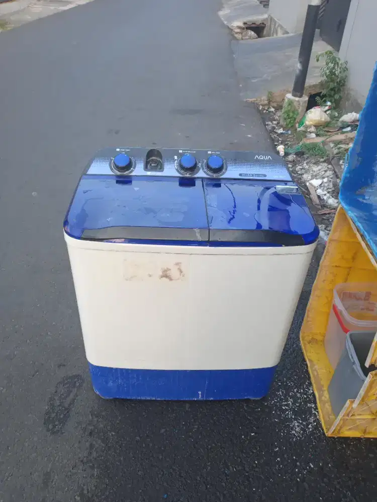 Di jual mesin cuci 2 tabung merek akua