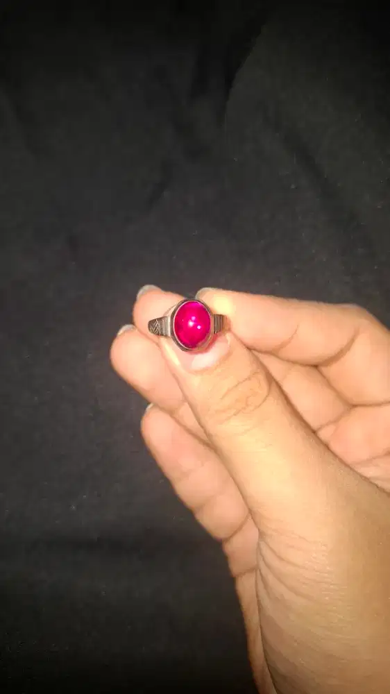 Cincin Emas Warna Delima, Kilau Mewah Harga Bersahabat