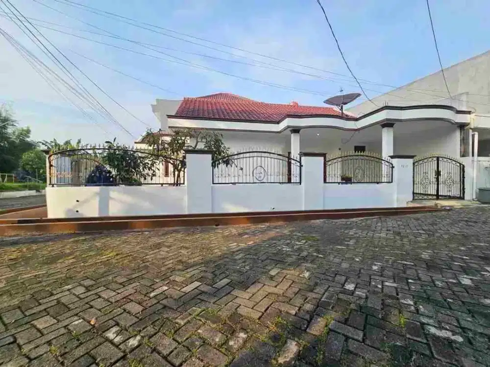Rumah hook asri ada taman 1.6 M siap huni tanah Luas 240 m di harapan indah bebas banjir