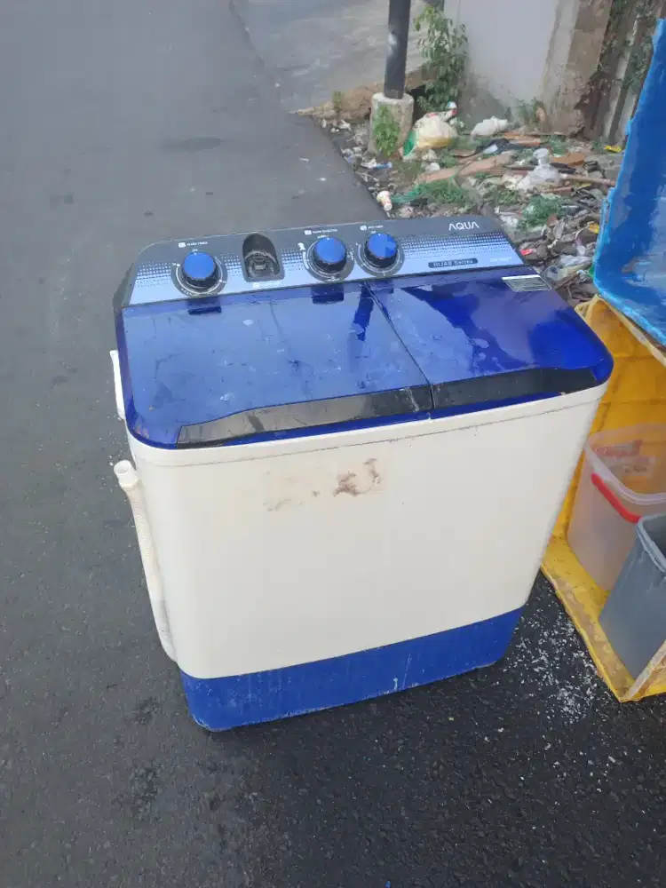 Di jual mesin cuci 2 tabung merek akua