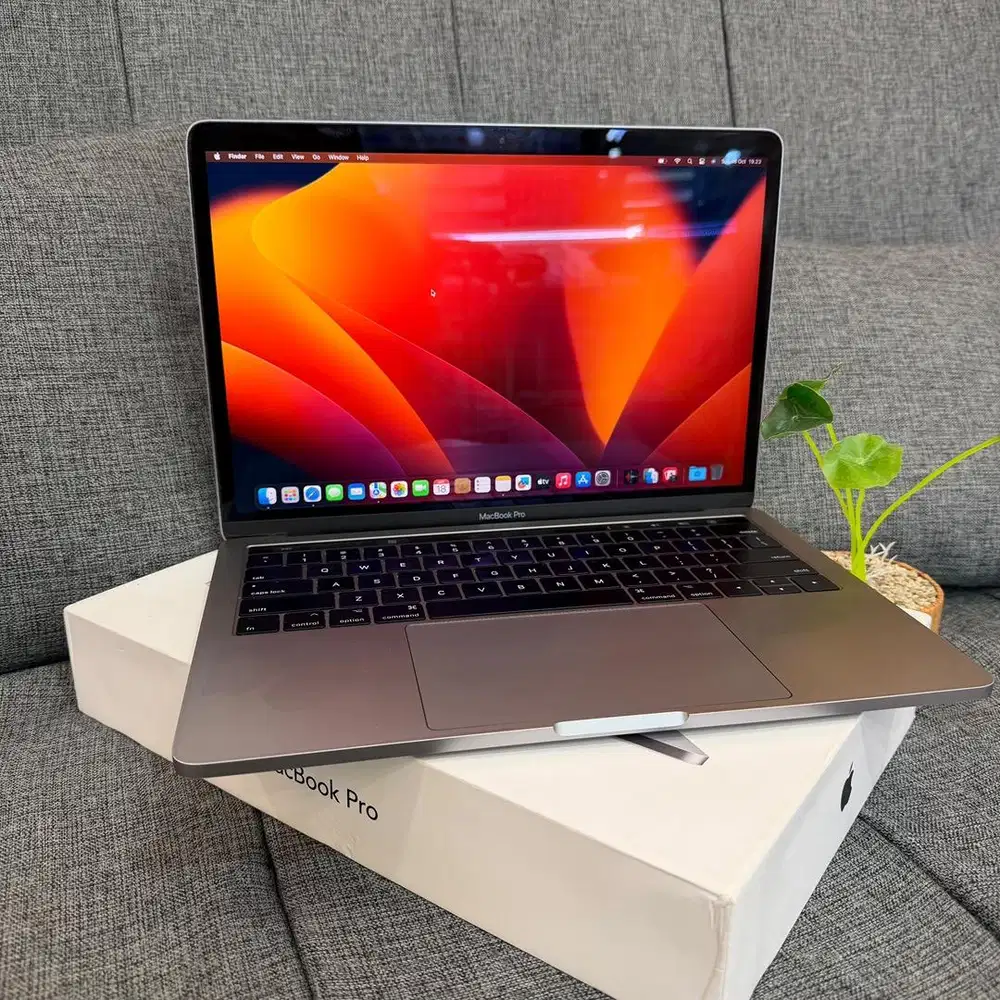Macbook pro 2017 touchbar 8/256gb jual cepet aja !!