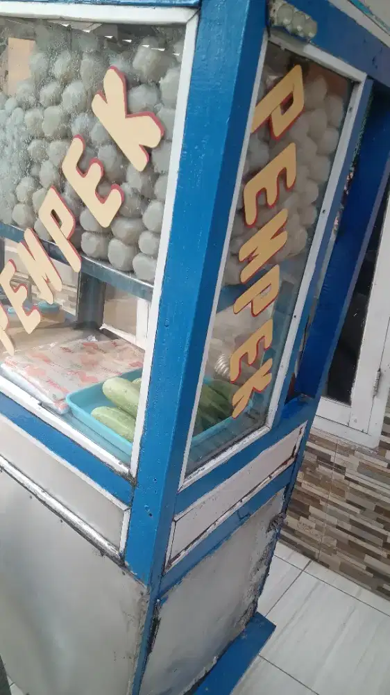 Di butuhkan karyawan buat jualan pempek