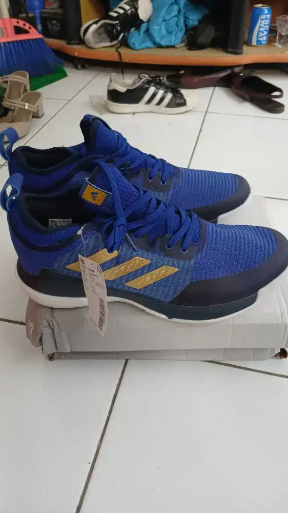 Sepatu lari Adidas Crazyflight ukuran 45½