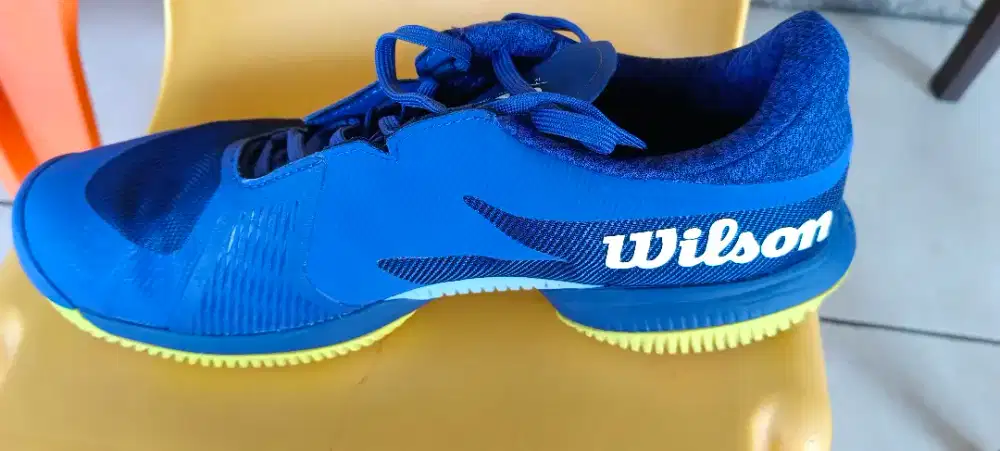 Sepatu tenis bekas