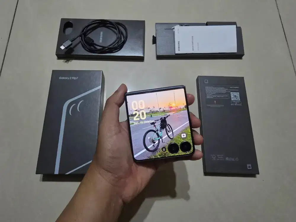 Samsung Z Flip 7 12/256 JetBlack Mulus Garansi Resmi 8 bulan