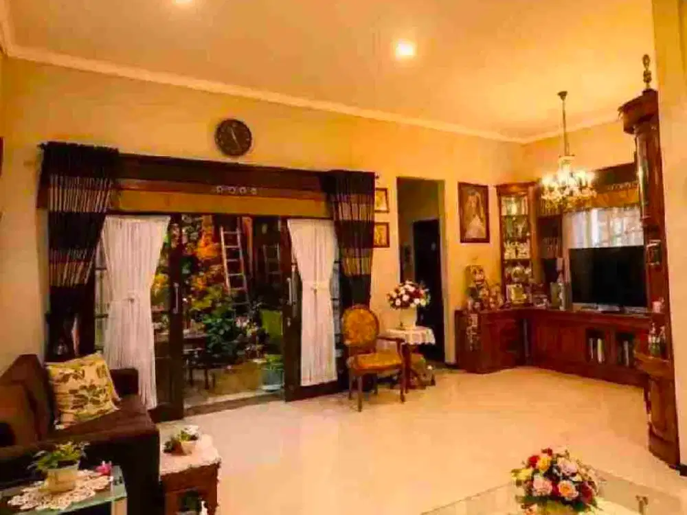 rumah cakep di pingir jalan raya dewandaru suhat bagus buat usaha atau hunian sangat dekat raya suhat  dan kampus UB Brawijaya