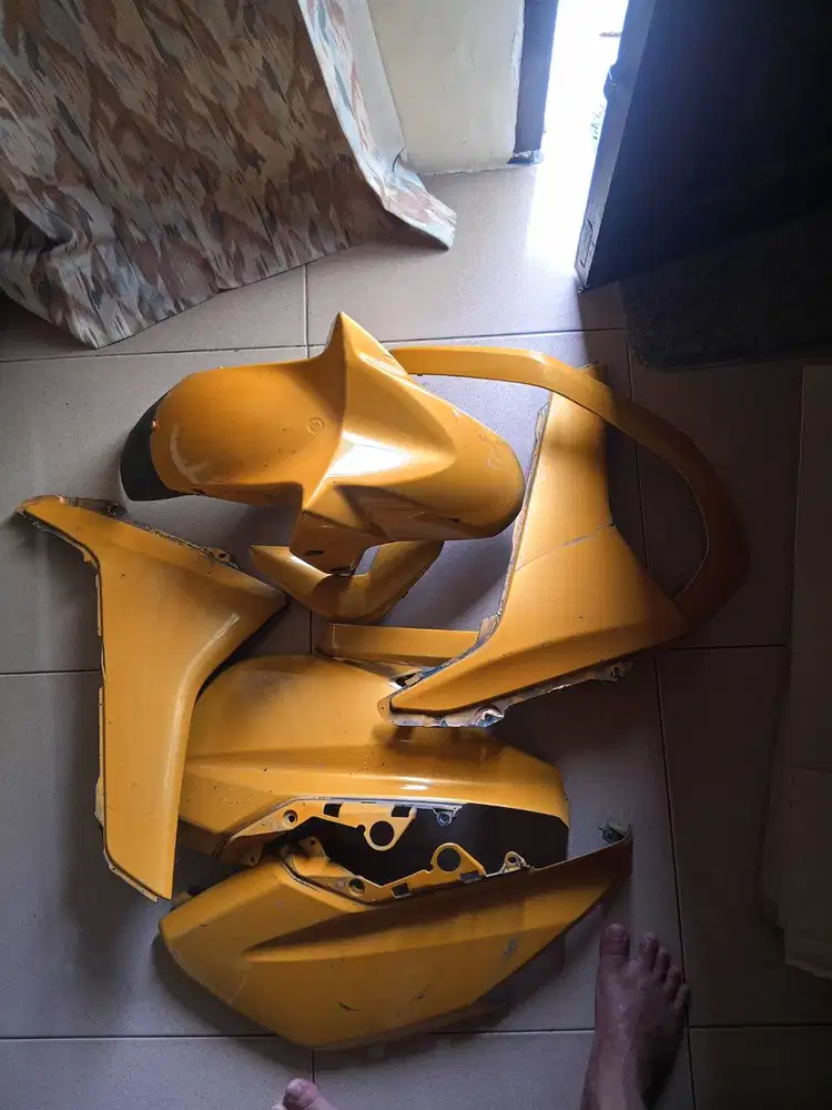 Qsparepart mtr nmax halus ORI.minus ada baret dan retak di spakbor dpn