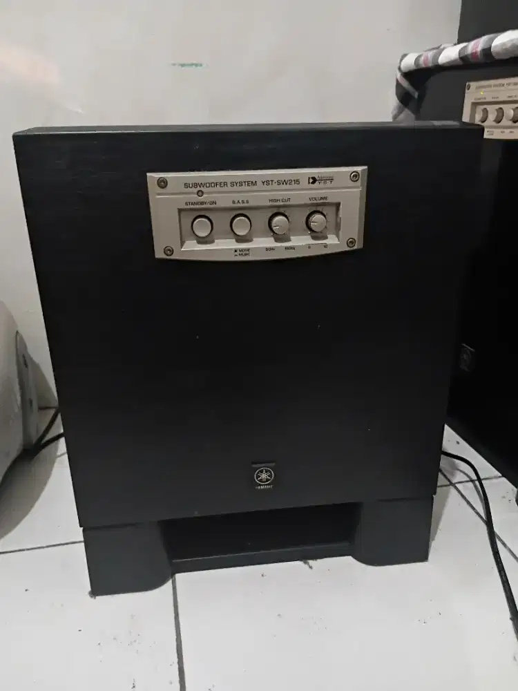 Subwoover Aktif  YAMAHA Yst SW215