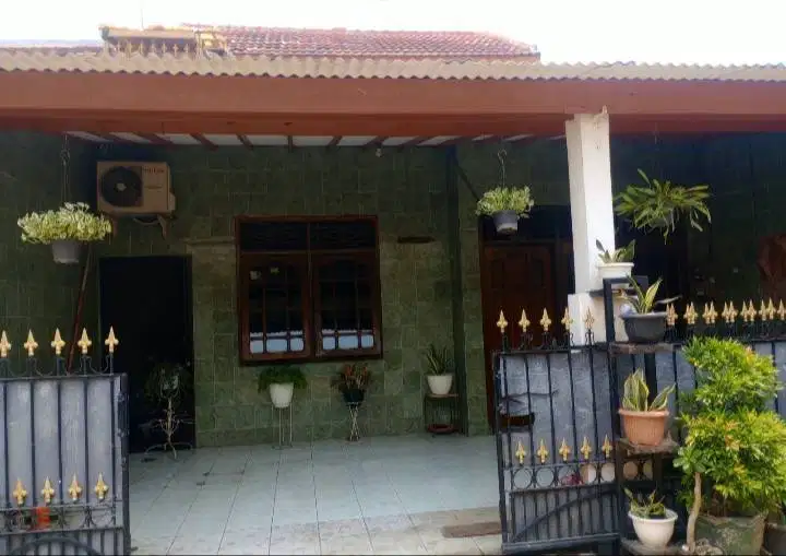 Di jual cepat rumah bersih dan rapi 1.1/2 lantai strategis di bintara