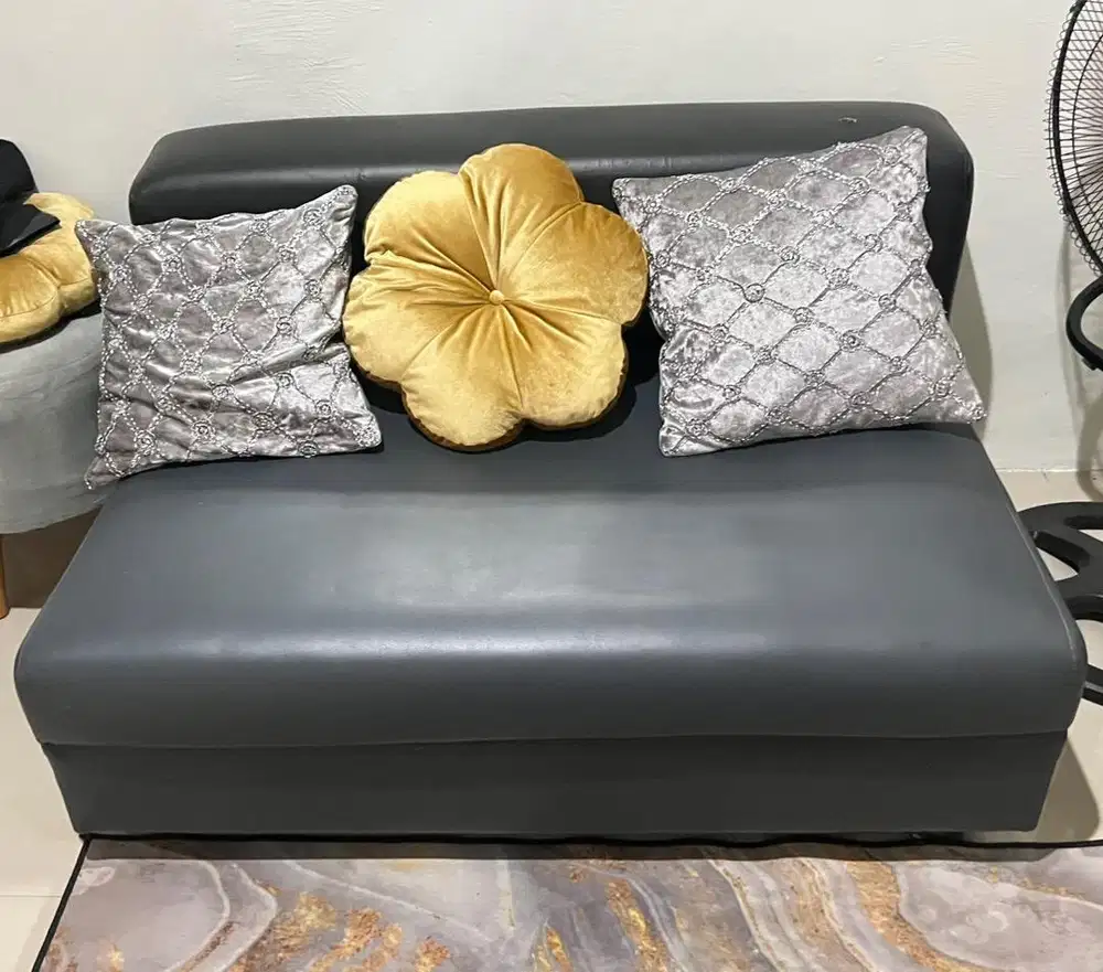 Kursi ruang tamu