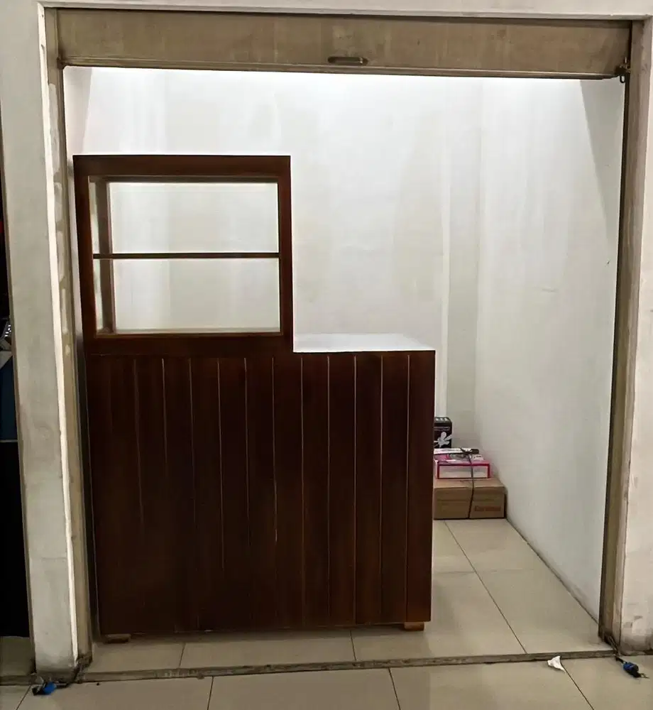 Meja etalase kayu