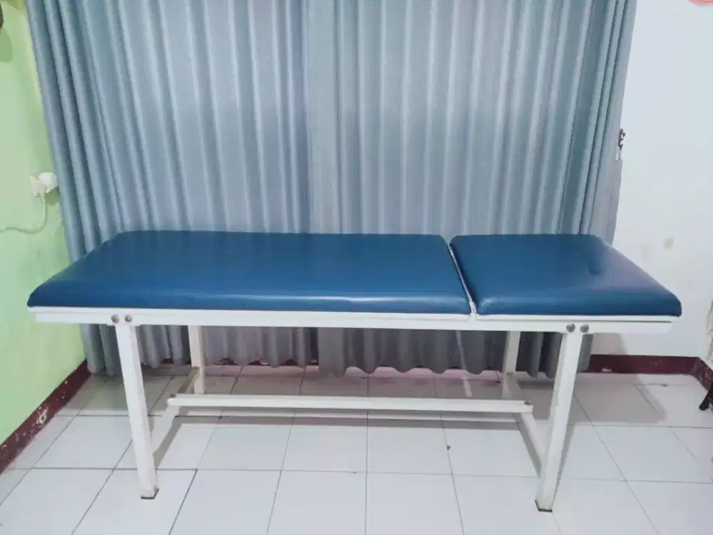 Tempat tidur salon atau bed treatment