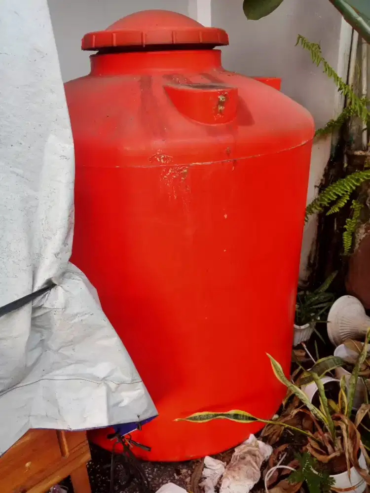 toren/tandon) merek Penguin dengan kapasitas 1.050 liter.