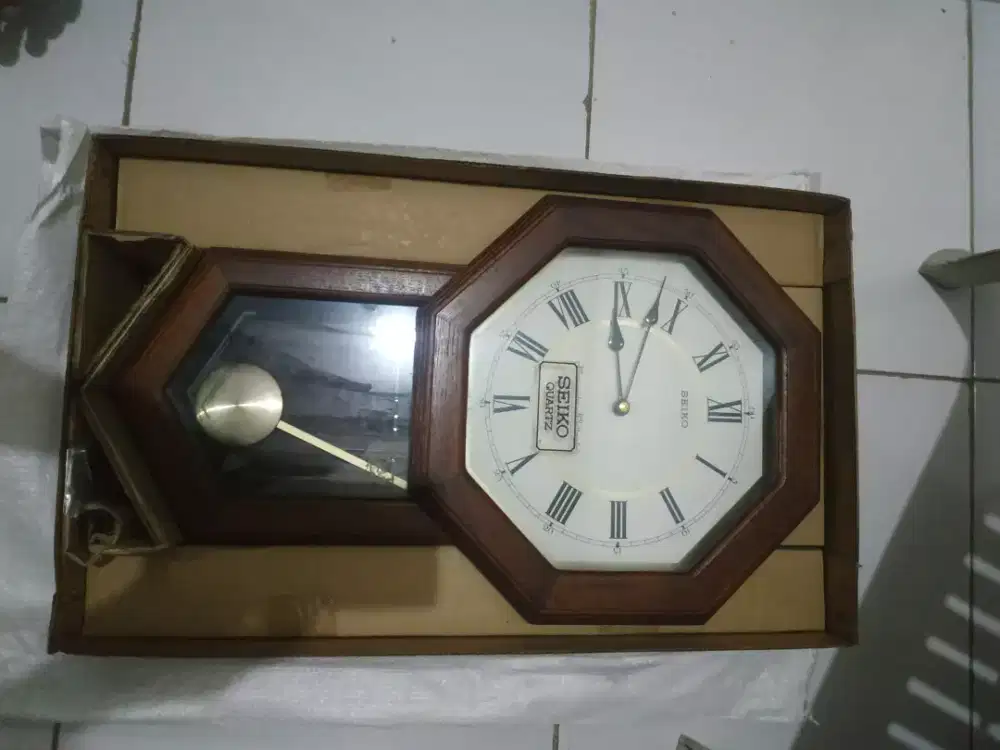 Jam dinding seiko