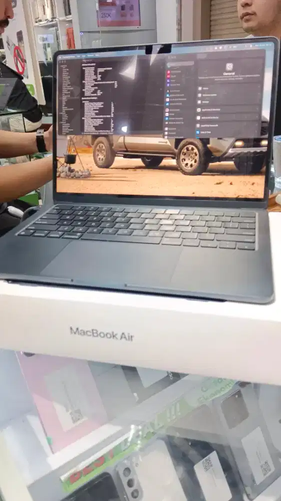 Dijual macbook M2 2022 8/256 ex Ibox