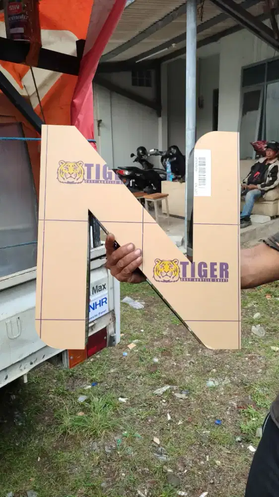 Tukang Huruf Timbul