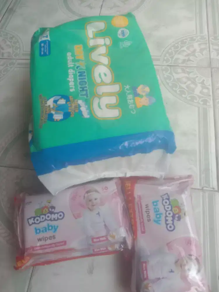 Pampers lively dan tisu basah kodomo 2pack