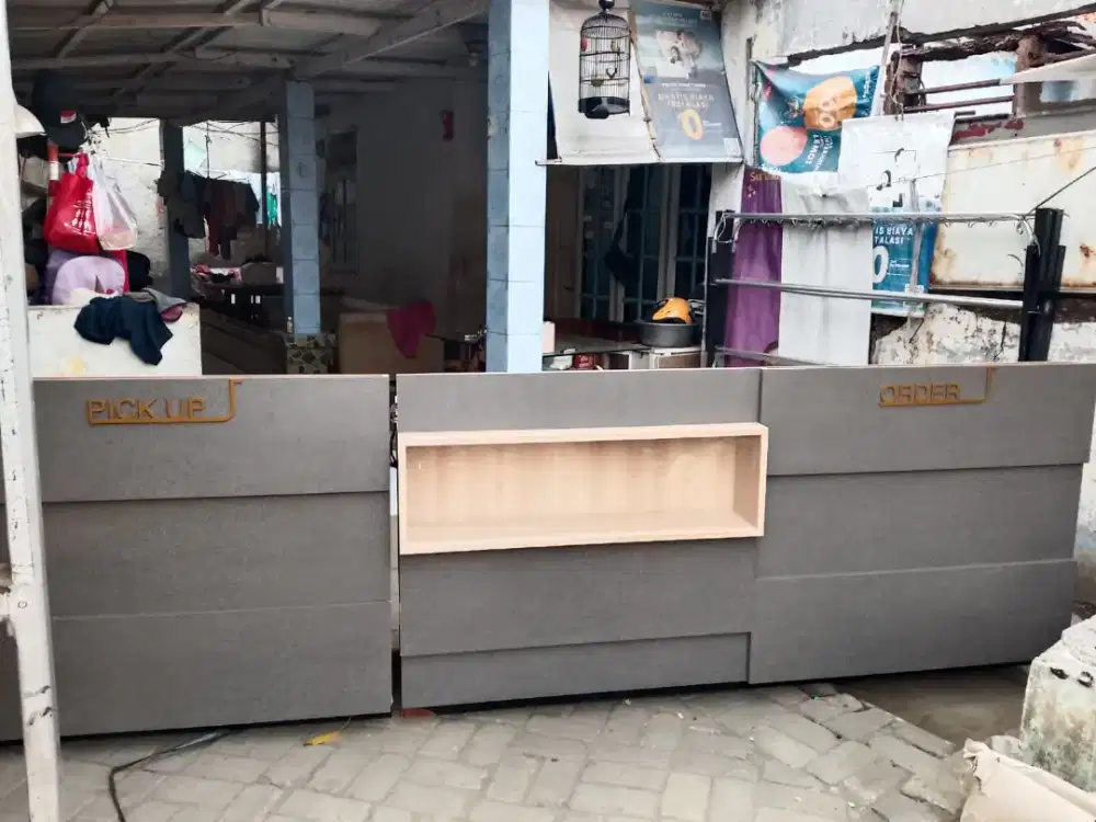 Meja rack ada dudukan lampu