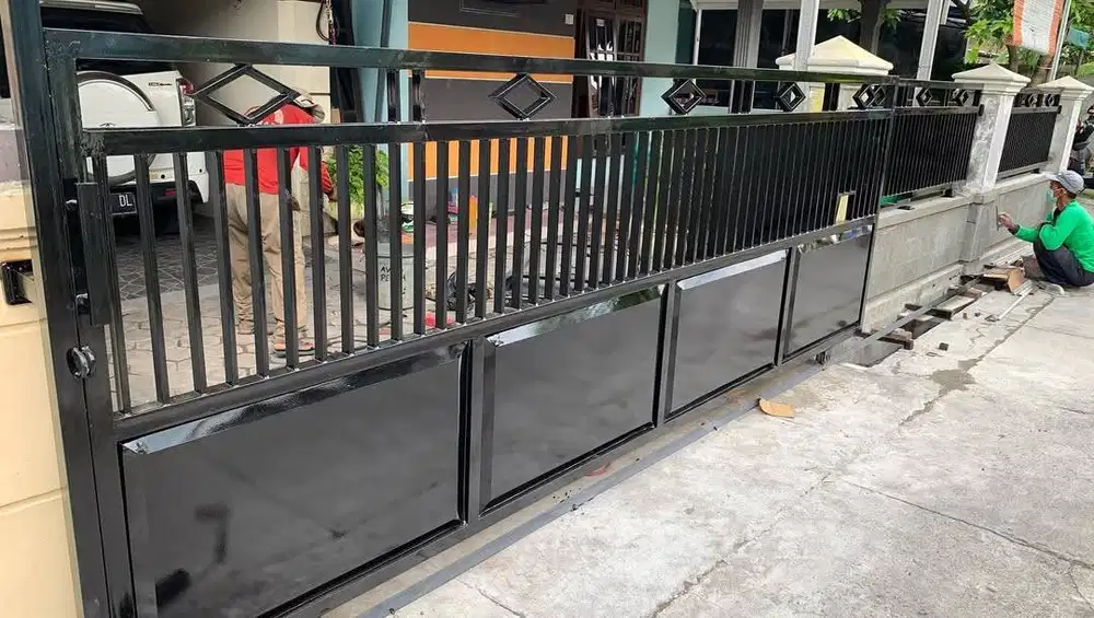 Pintu pagar dorong minimalis kombinasi plat