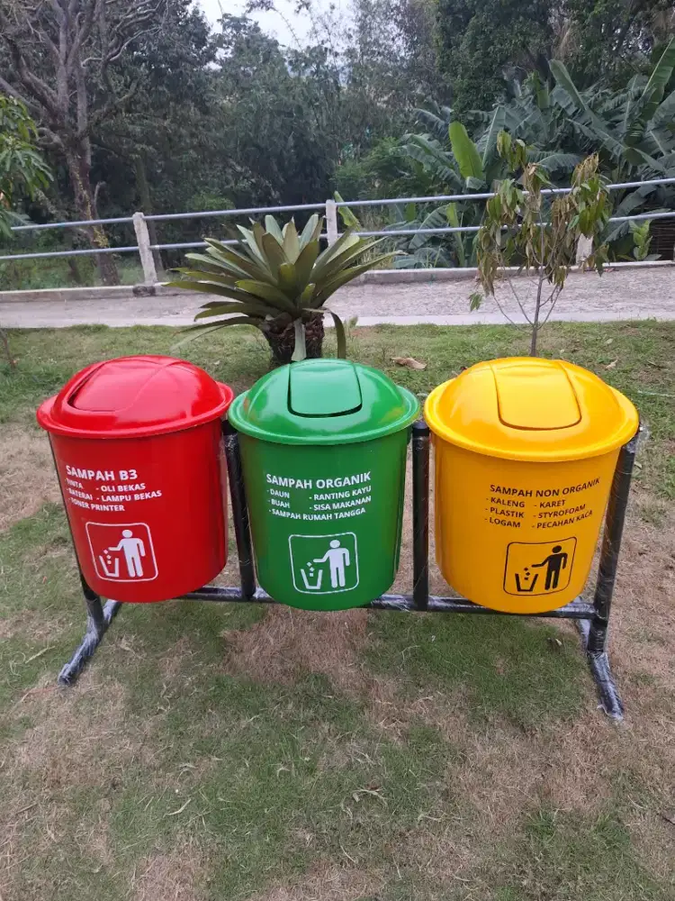 Tong Sampah Pilah 3 Warna Fiberglass 50 Liter Rangka Besi