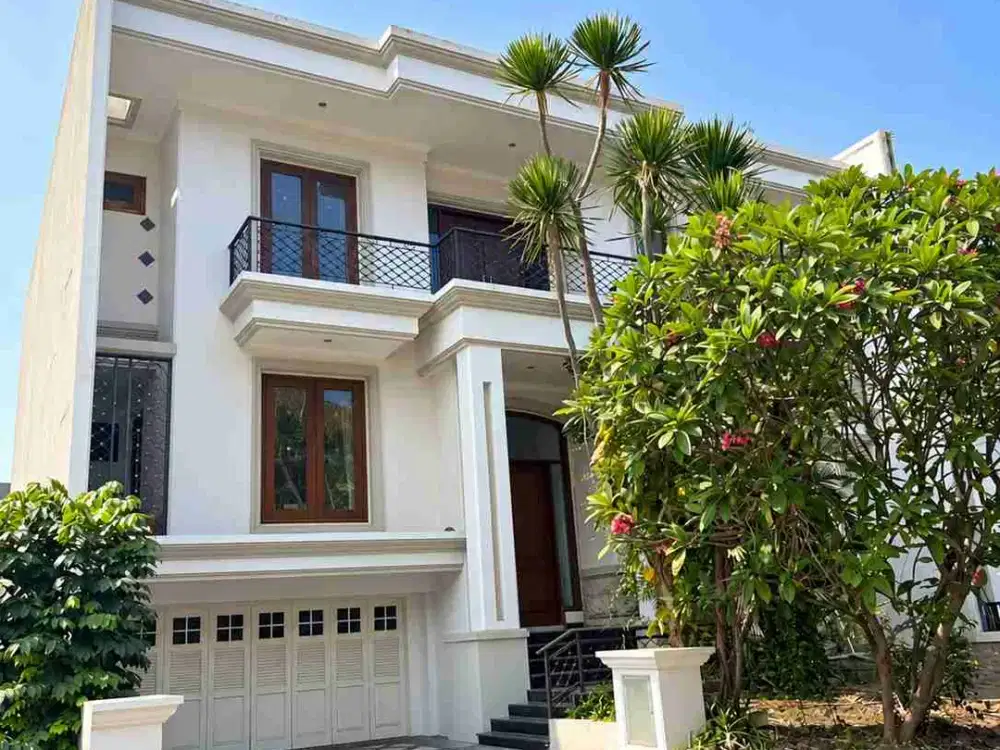 Rumah mewah desain modern klasik di Pakuwon Indah semi furnish Siap huni