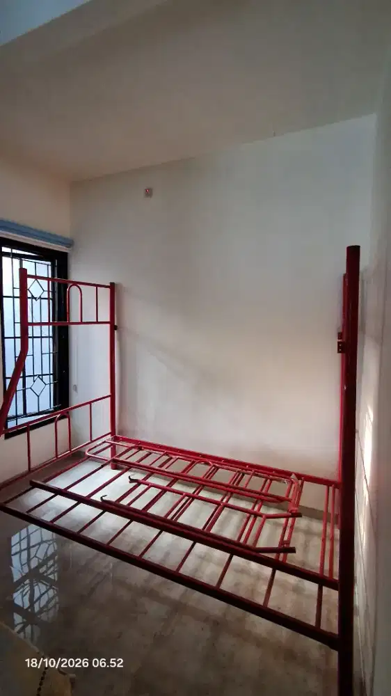 Ranjang Besi Tingkat