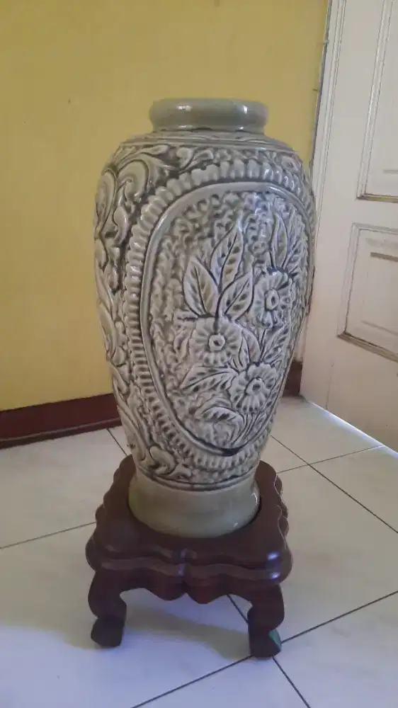 Guci keramik hias relief
