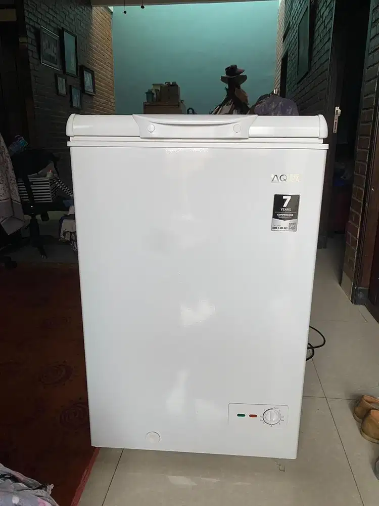 Chest Freezer merek AQUA like new