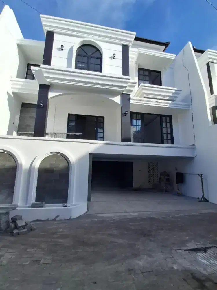 Rumah 3 lantai cluster one gate di Jl Tukad Pakerisan Panjer Densel