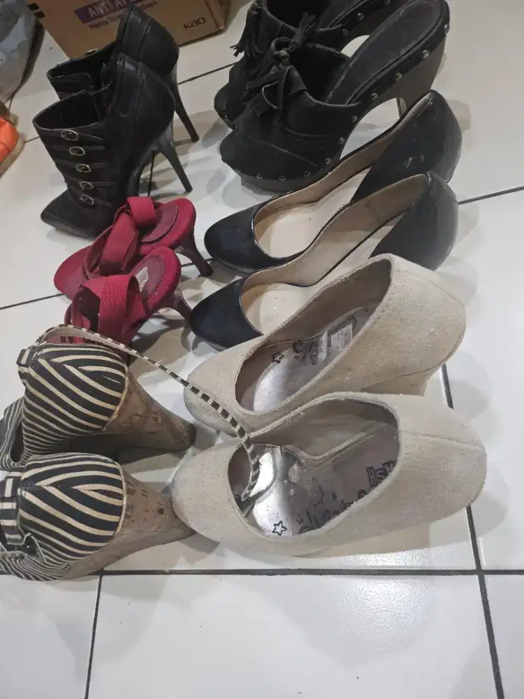 Sepatu wanita hak tinggi , ukuran 39 ada 6 pasang
