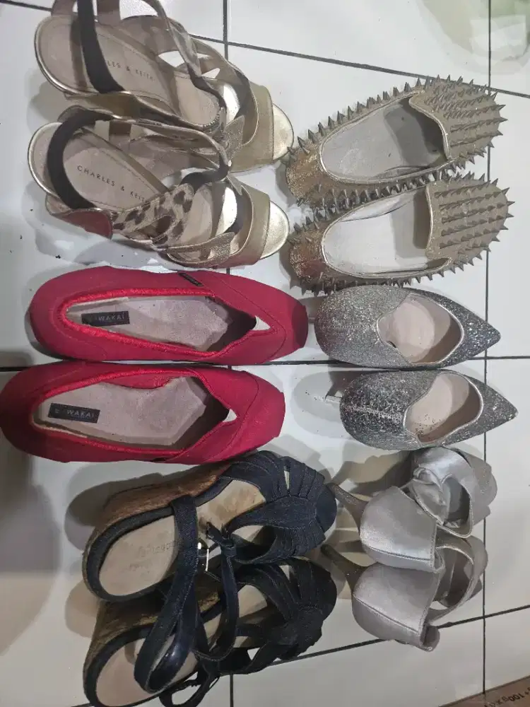 Sepatu hak tinggi wanita ada 6 pasang