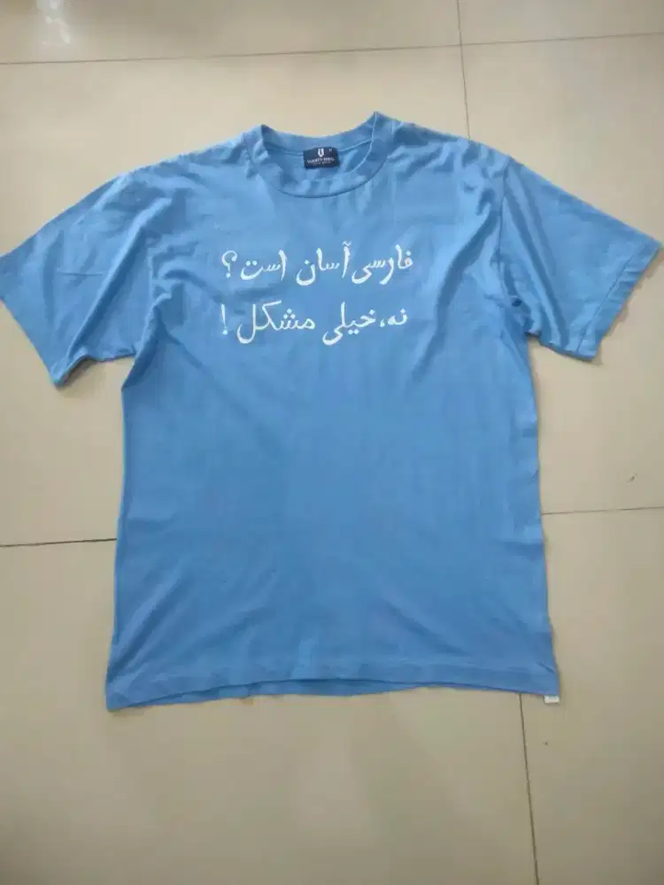 Kaos Varsity House (tulisan persia)