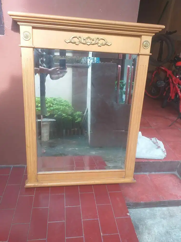 Cermin bingkai kayu model Eropa Modern