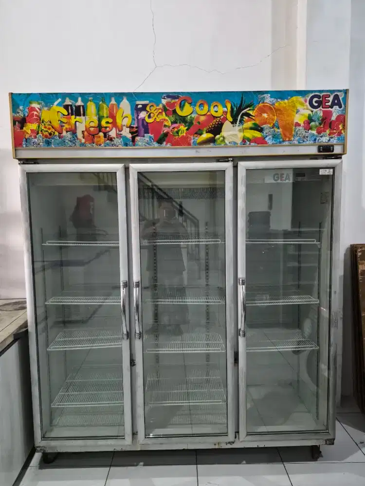 Showcase GEA 3 Pintu