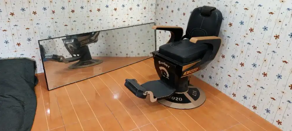Cermin Kaca Besar Barbershop