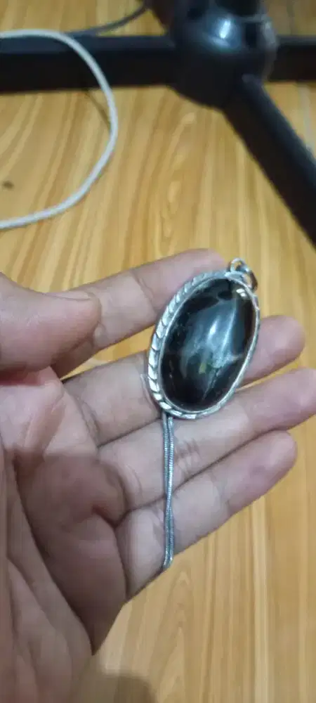 Liontin batu black saphire