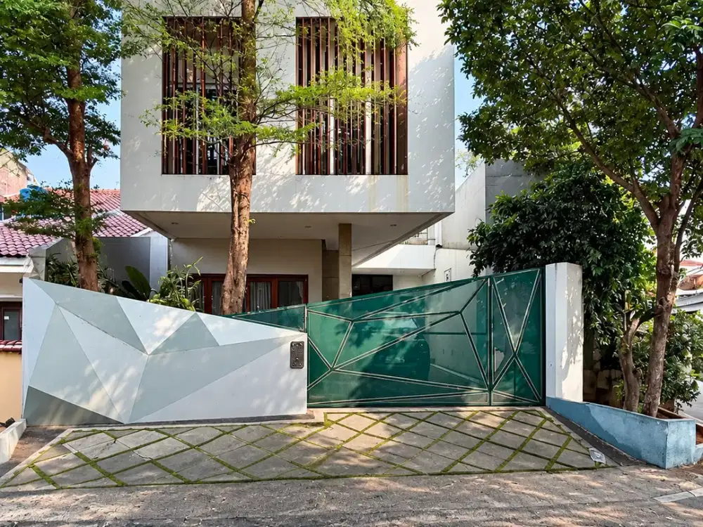 RUMAH MEWAH 3 LANTAI FULLY FURNISHED MODERN INDUSTRIAL DESIGN LOKASI TENANG KEMAYORAN JAKARTA PUSAT