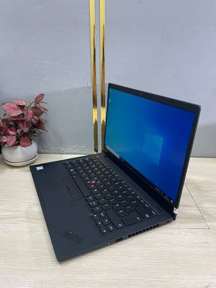 LAPTOP LENOVO X1 CARBON TH8 i5 GEN10 8/256 LAYAR 14 INCH *ET