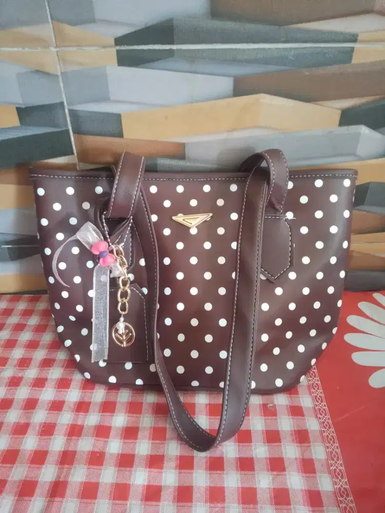 Di jual tas sisa an dagang di bazar