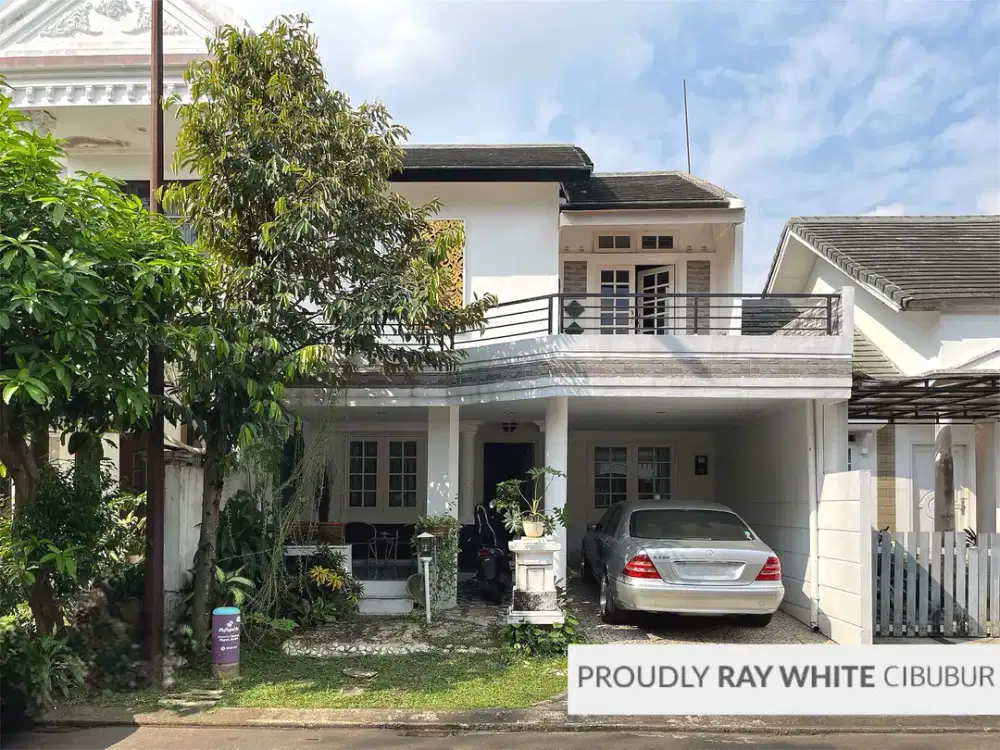 Rumah 2 Lantai, Hadap Taman Kecil di Kota Wisata, Cibubur