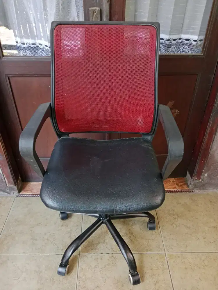 Kursi kantor warna merah hitam